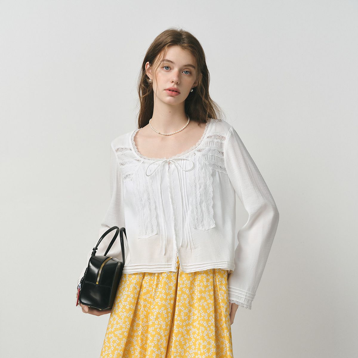 웬스데이딜라잇(WEDNESDAY DELIGHT) WD_Lace ribbon long sleeve blouse