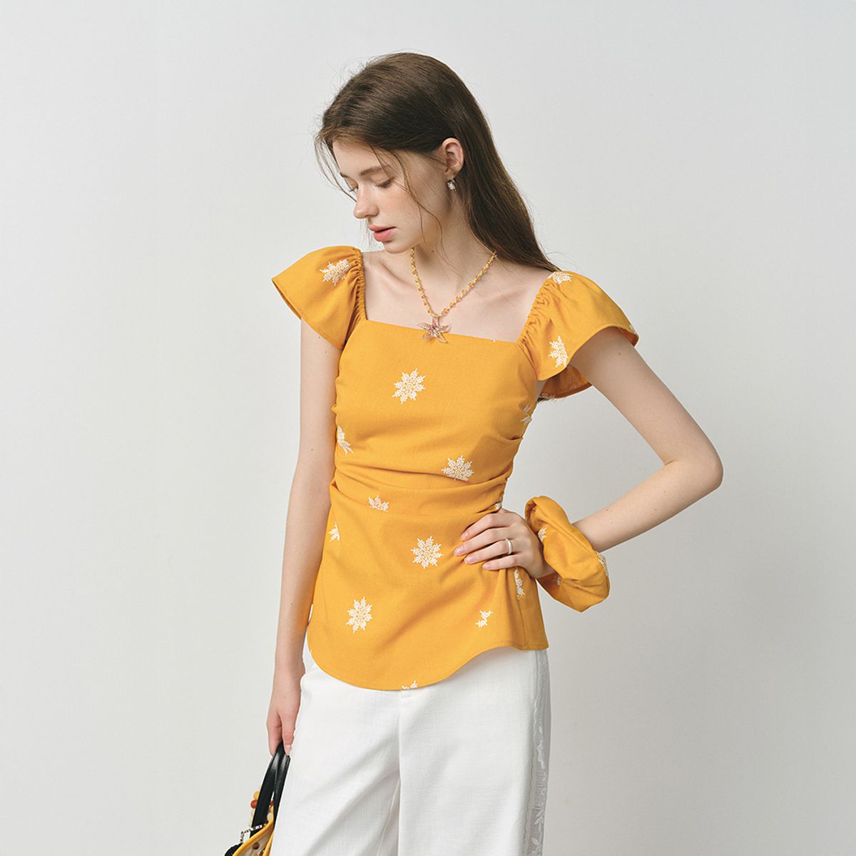 웬스데이딜라잇(WEDNESDAY DELIGHT) WD_Shirring square neck blouse