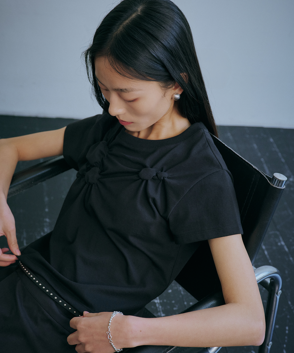 백시(BEKSI) CIRCULAR SHIRRING T-SHIRT, BLACK