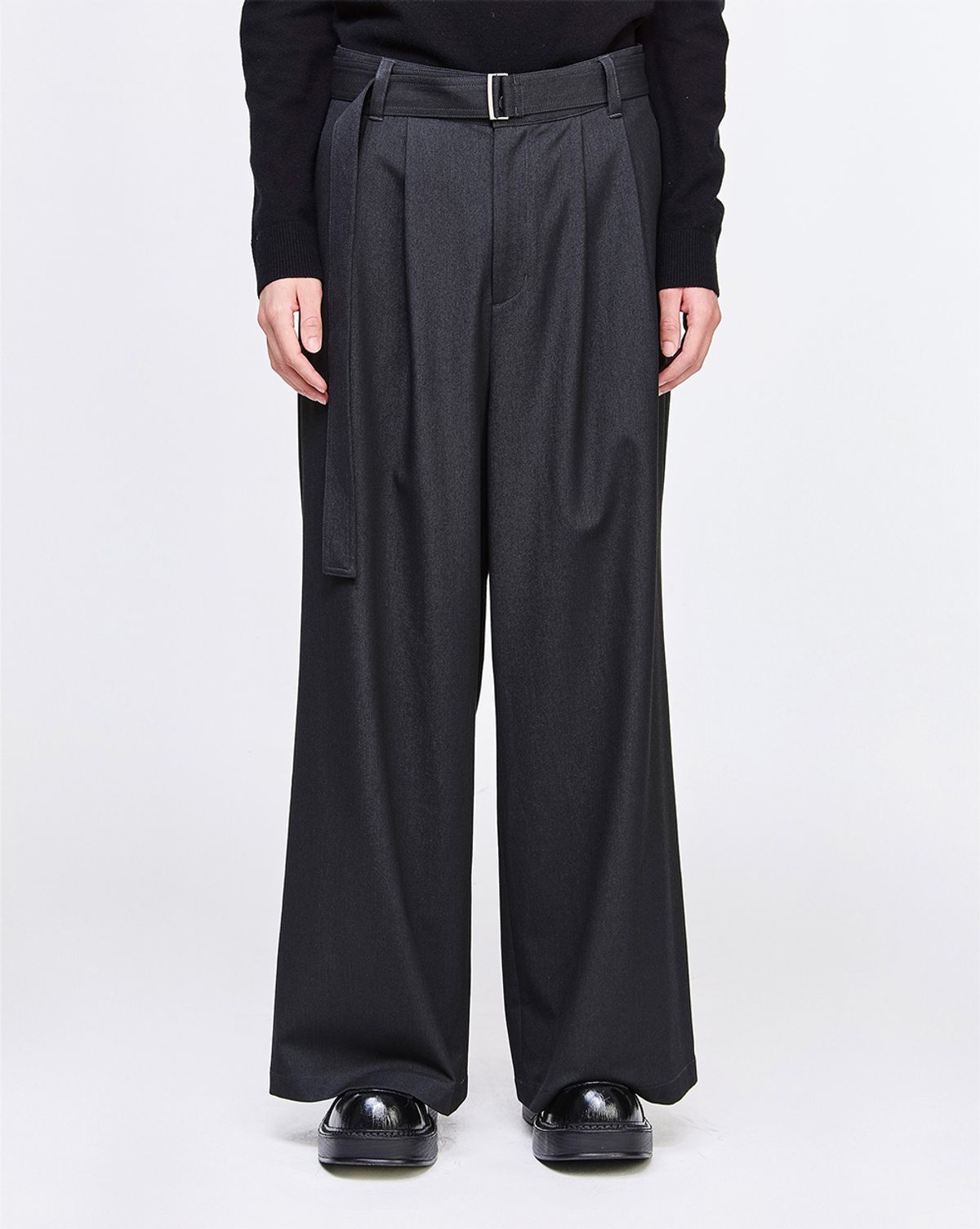 송지오(SONGZIO) 송지오옴므 벨티드 맥스 와이드 팬츠 차콜 SH5PT510CH
