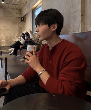 에센셜 라운드넥 니트 가디건 레드