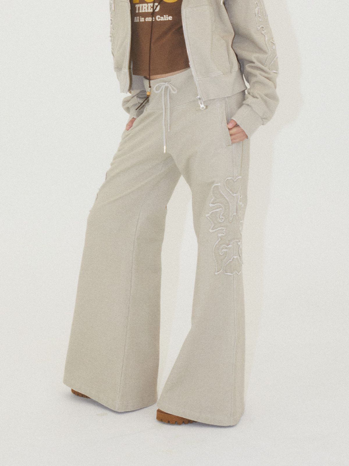 에즈이프 캘리(ASIF CALIE) APPLIQUE BOOTCUT PANTS IVORY