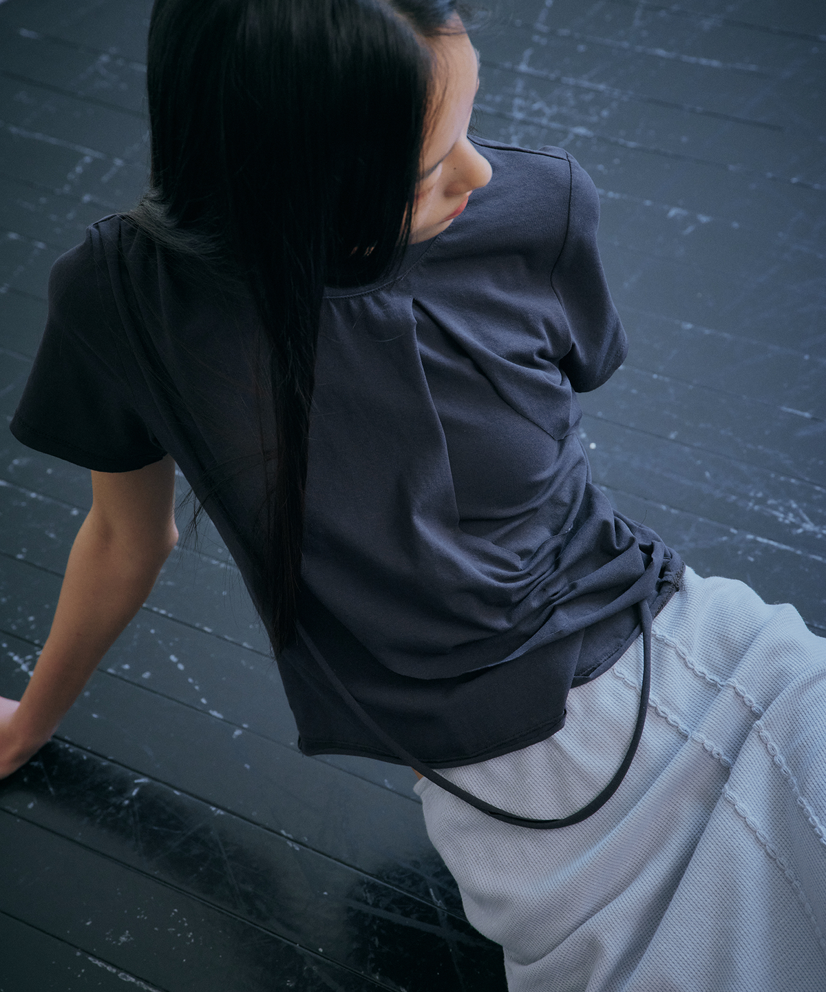 백시(BEKSI) DRAPE LAYERED T-SHIRT, CHARCOAL