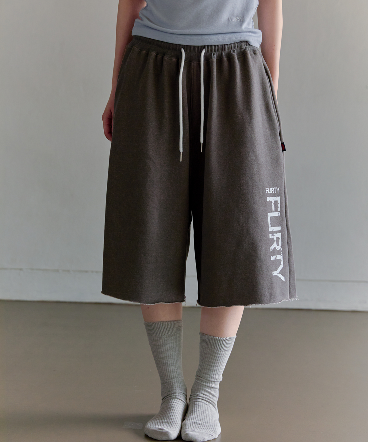 플러티(FLIRTY) FLIRTY 로고 루즈핏 피그먼트 반바지 (Charcoal)