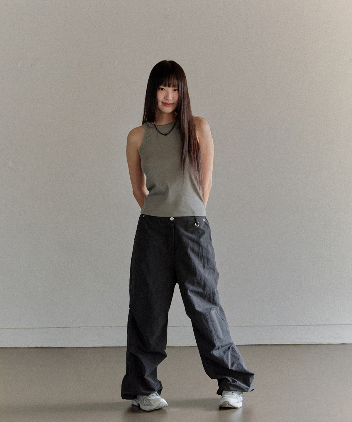 플러티(FLIRTY) 라벨 포인트 나일론 파라슈트 팬츠 (Charcoal)
