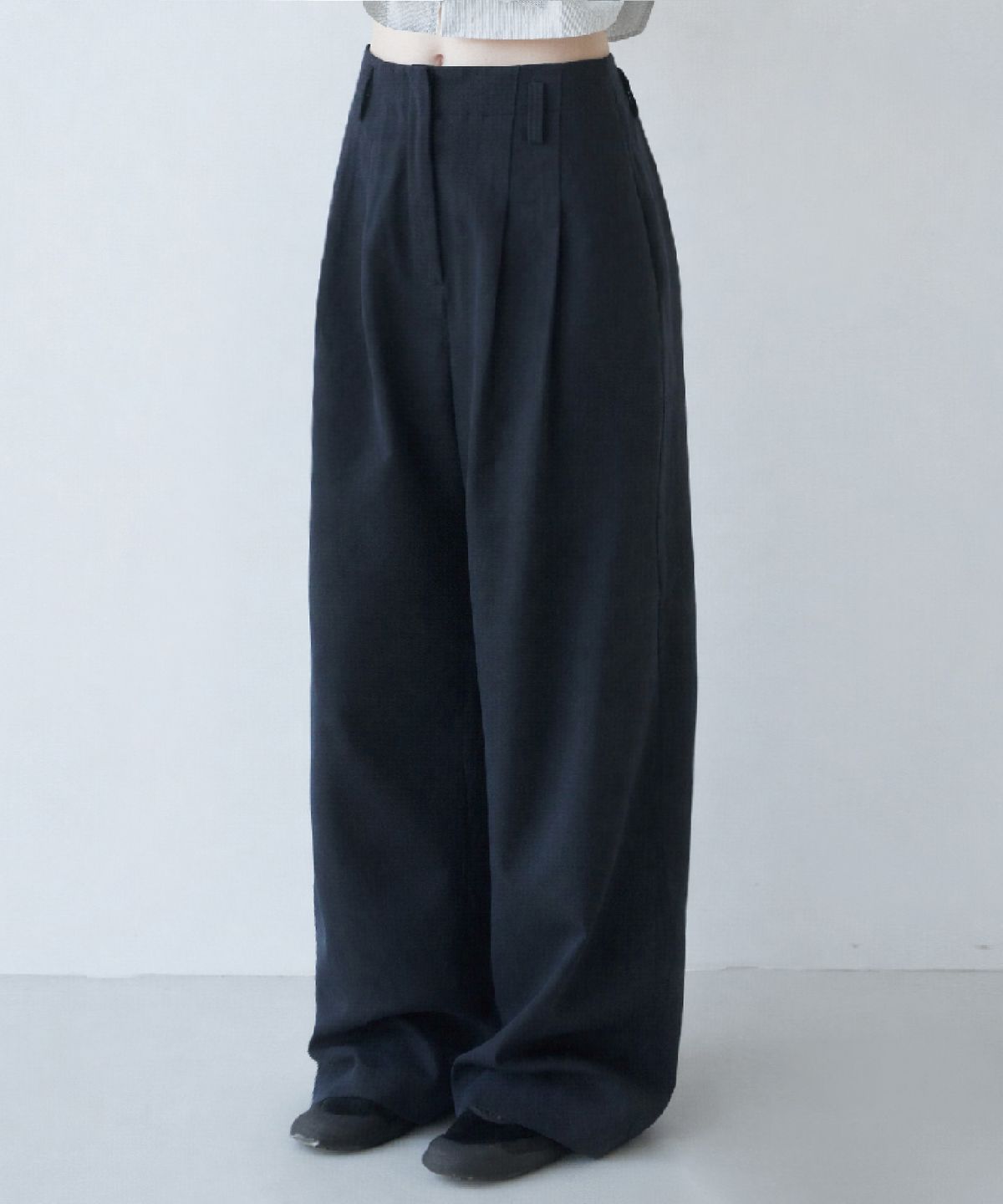 무아르모아(MOIREMOA) two-tuck W/S chino pants - black cachion