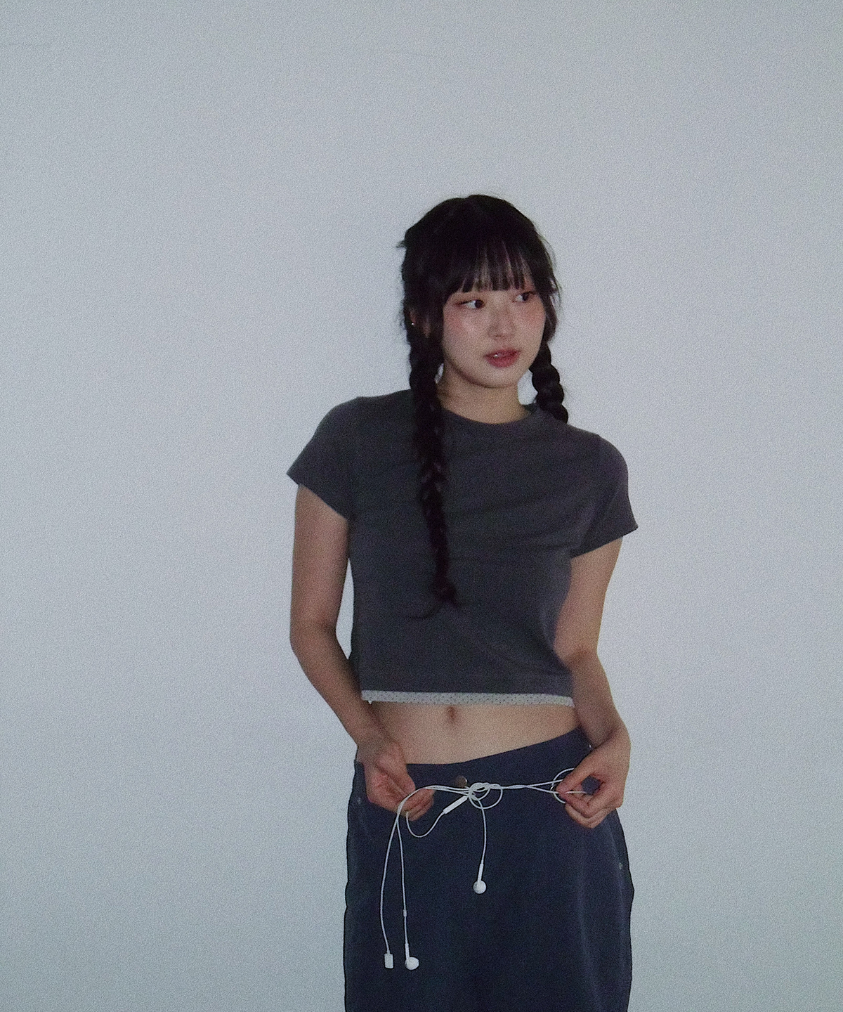 플러티(FLIRTY) 미니멀 도트 배색 크롭 티셔츠 (Charcoal)
