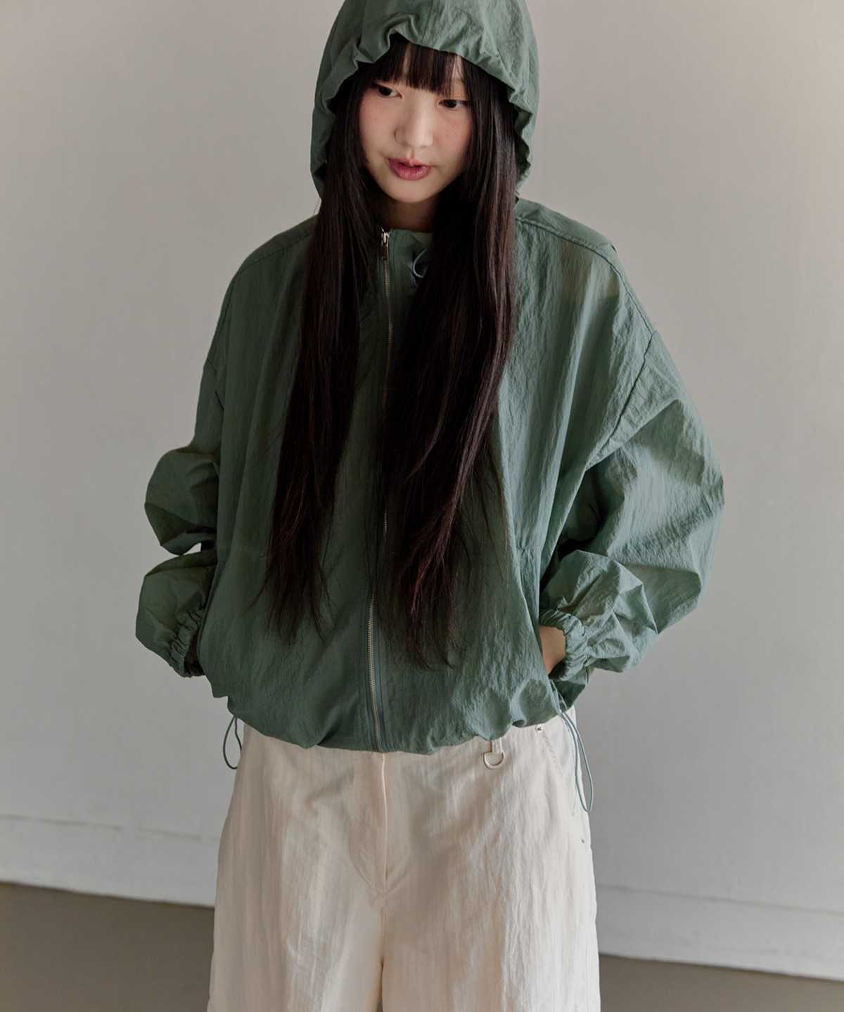 플러티(FLIRTY) 로고 나일론 라이트 후드 윈드브레이커 (Dusty green)
