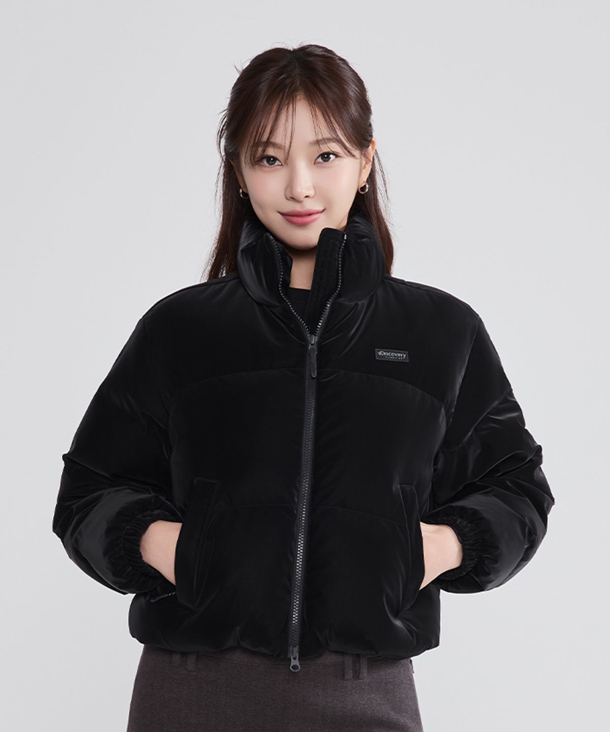디스커버리 익스페디션(DISCOVERY EXPEDITION) 여성 헤이니 글로우 다운 숏패딩 (Neon Black)