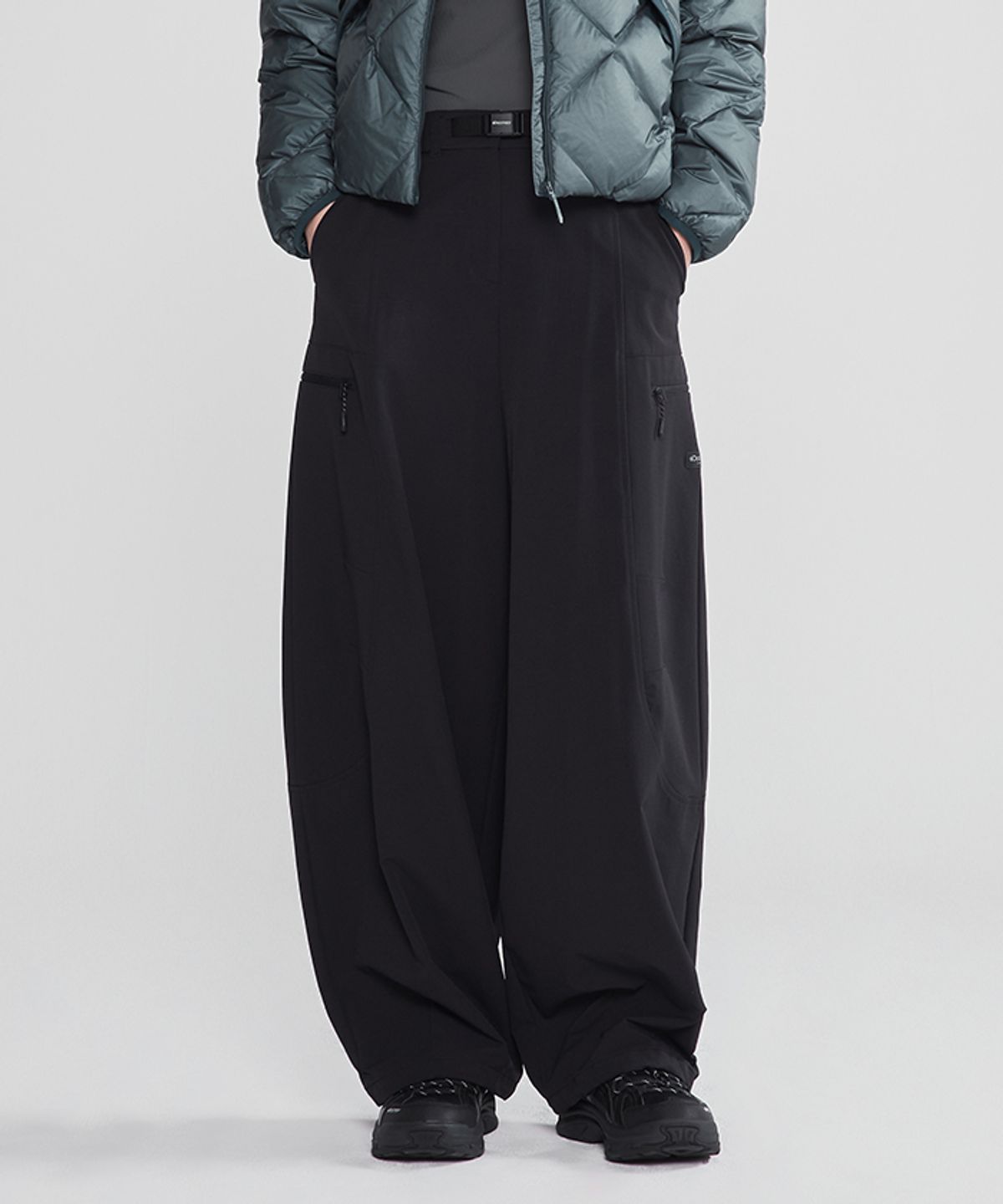 디스커버리 익스페디션(DISCOVERY EXPEDITION) 여성 벨티드 파라슈트 카고팬츠 (BLACK)