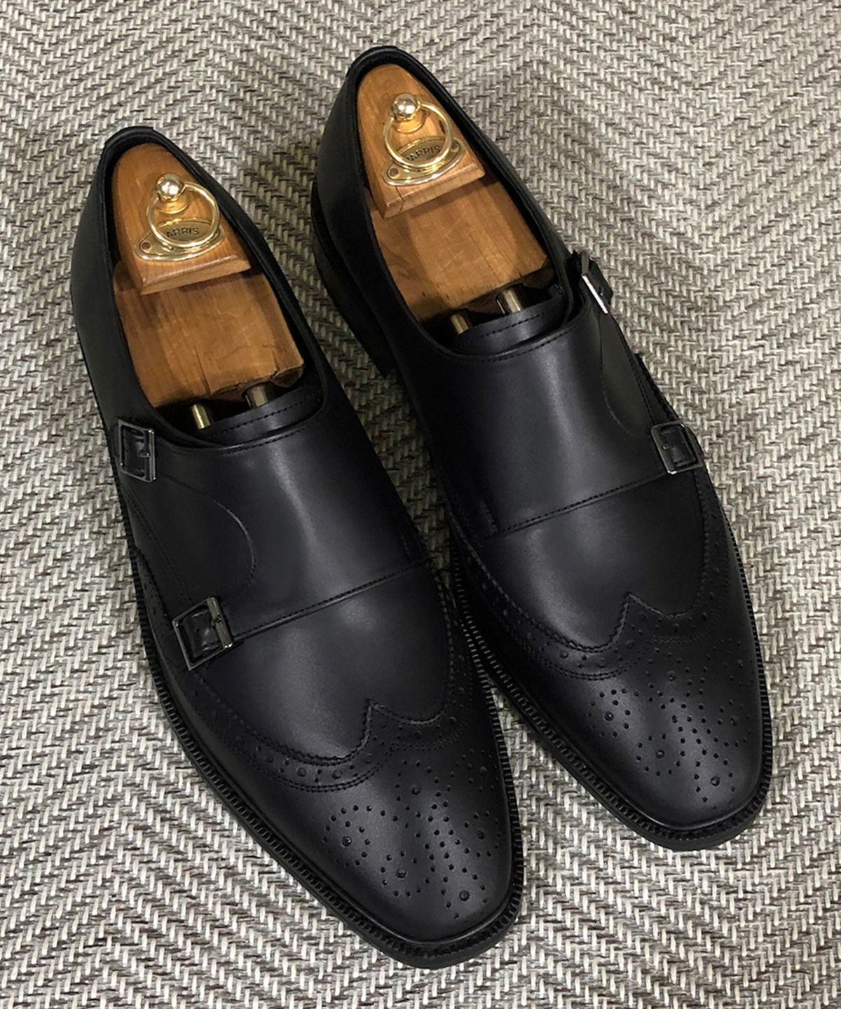 조앤슈(JOENSHOE) 던킨 클래식 더블 몽크스트랩 매트블랙