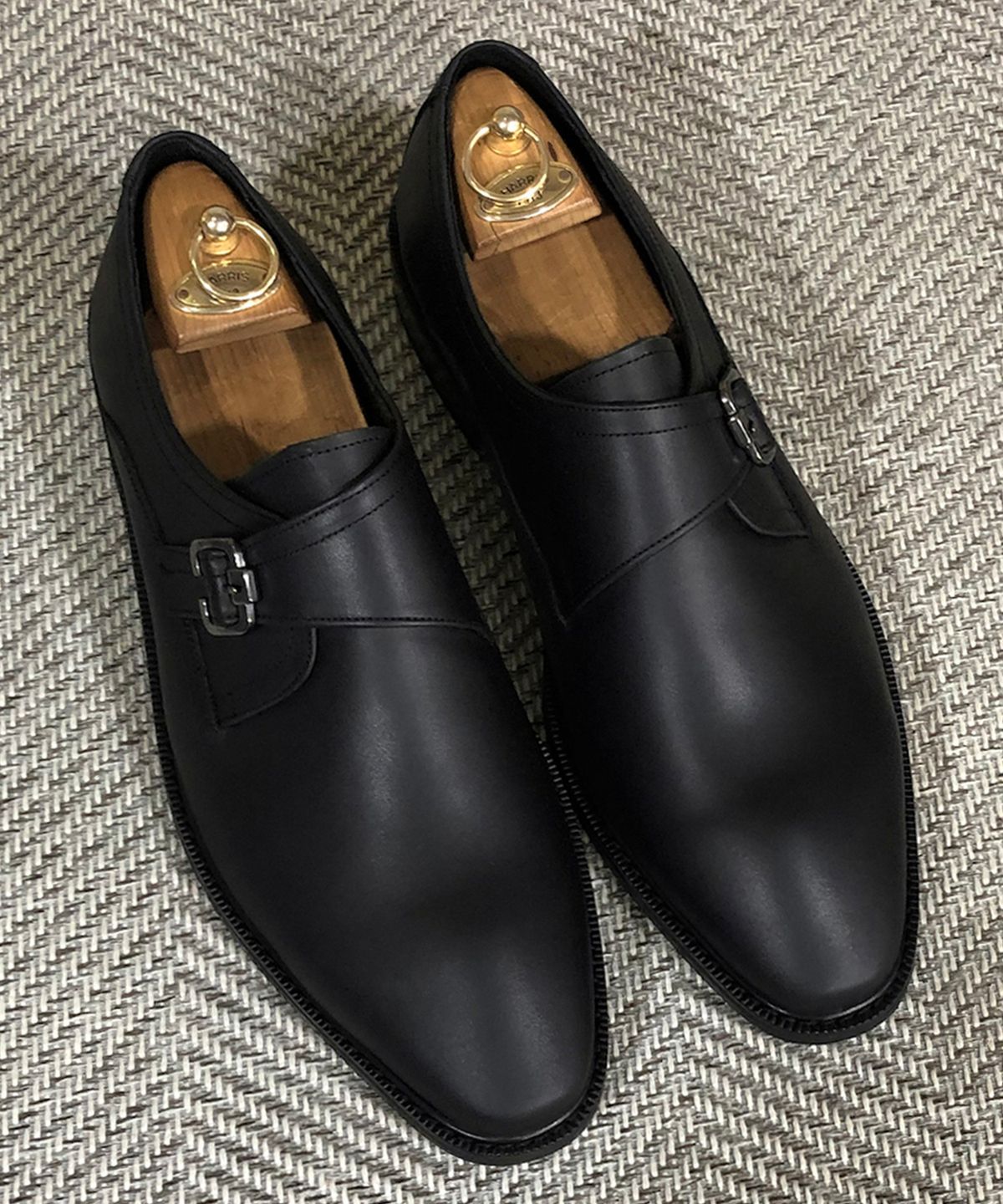 조앤슈(JOENSHOE) 슈만 원버클 미들 몽크스트랩 매트블랙
