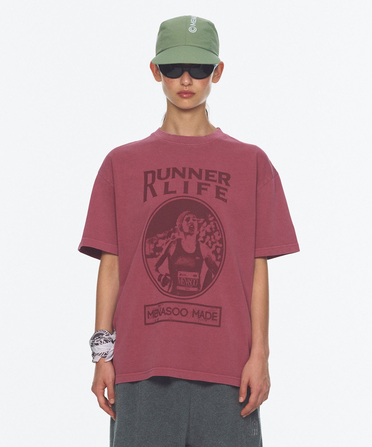 미나수(MENASOO) 275g Heavy Cotton Runner Graffiti Pigment T Shirt_Burgundy