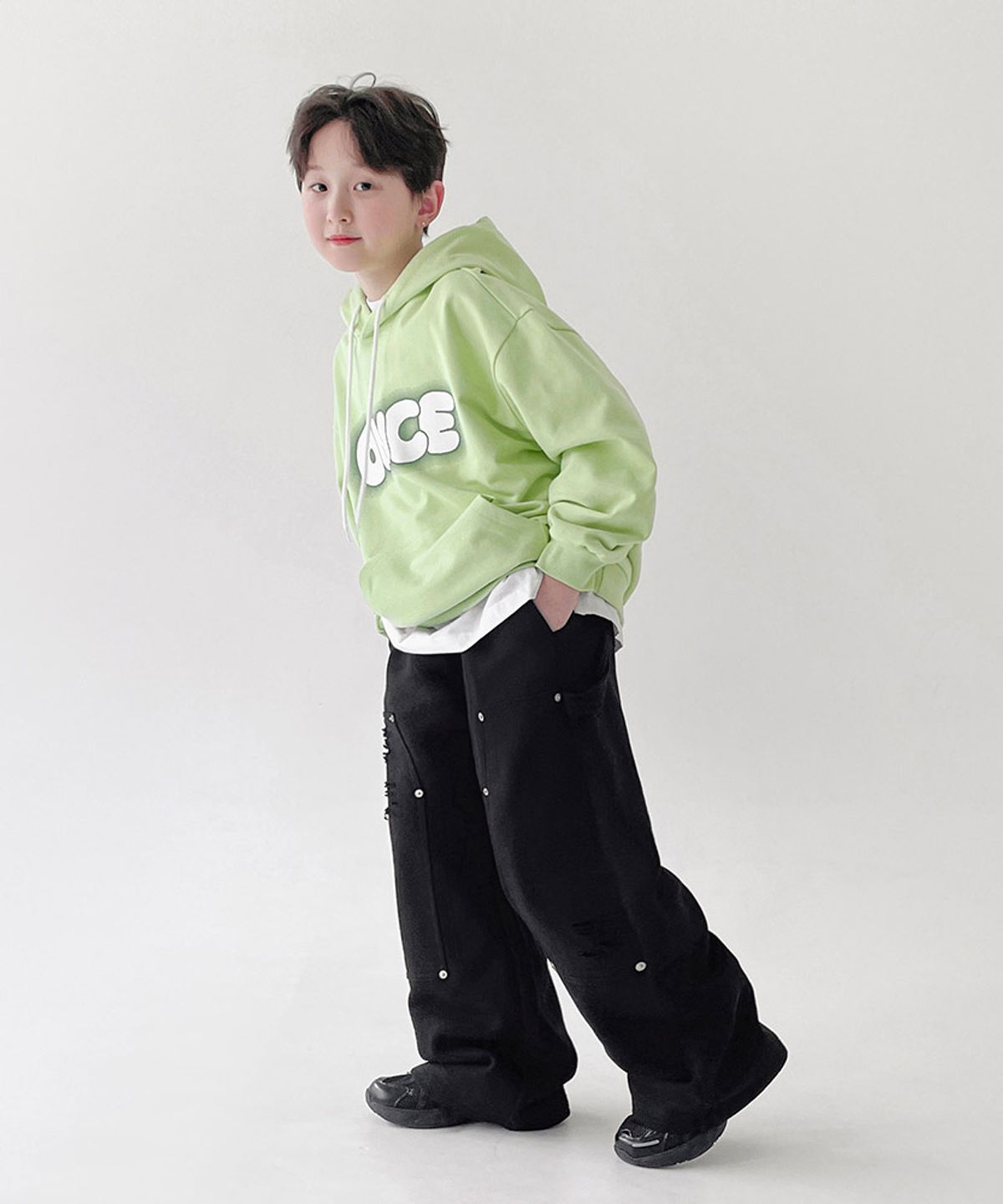 베리클로젯(BERRYCLOSET) 데미지 리벳 카펜더 팬츠
