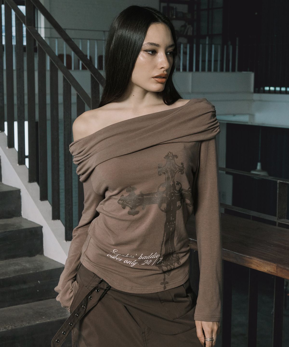 엔와이엑스엑스(NYXX) CROSS OFF SHOULDER L/S BROWN