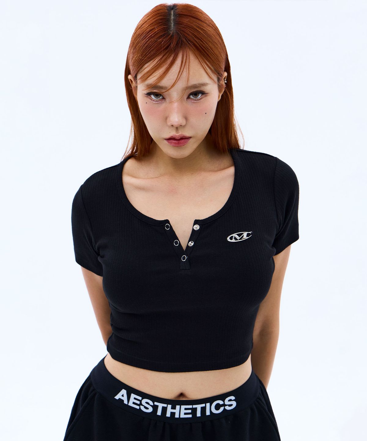 미학(MIHAK) 메탈 로고 크롭 헨리넥 티셔츠 (BLACK)