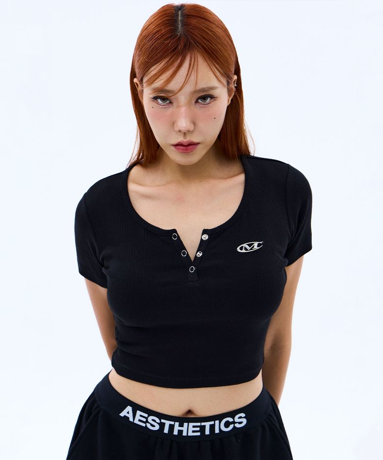 메탈 로고 크롭 헨리넥 티셔츠 (BLACK)