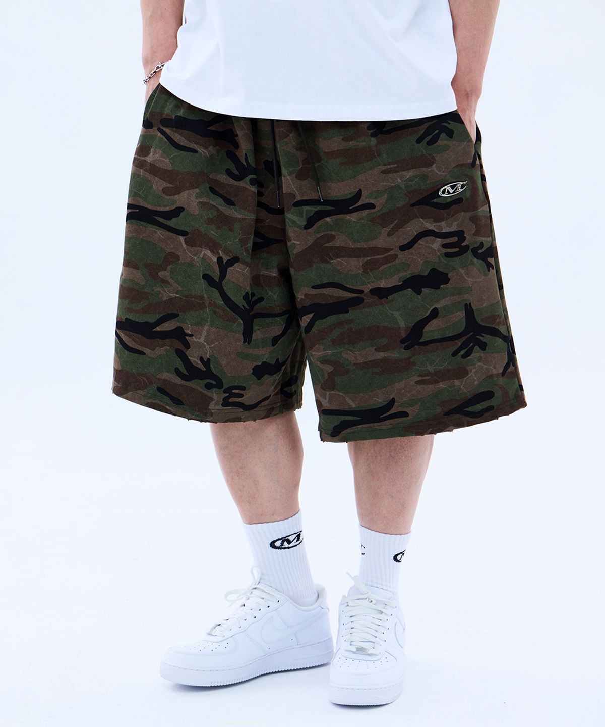 미학(MIHAK) 메탈 로고 카모 버뮤다 팬츠 (CAMO)