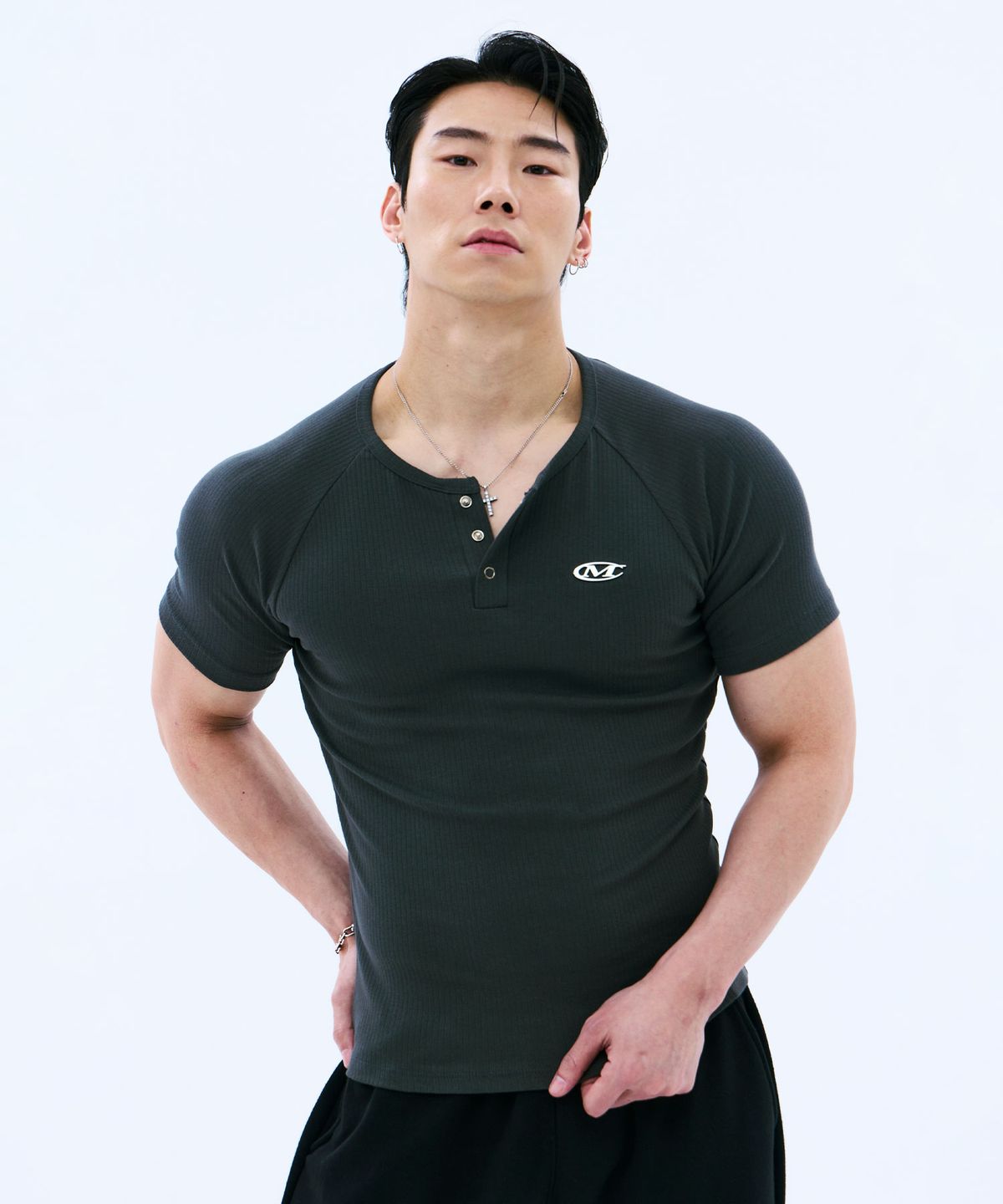 미학(MIHAK) 메탈 로고 머슬핏 헨리넥 티셔츠 (KHAKI)