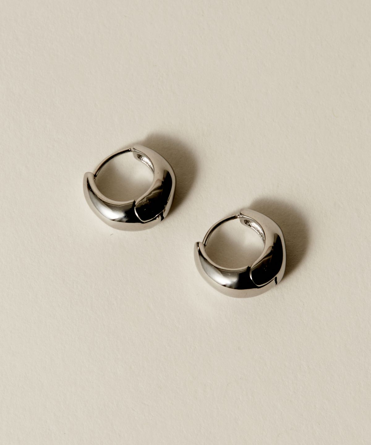 노비스도쿄(NOVICE TOKYO) 미니 오벌 귀걸이 Mini Compact Oval Pierce［Stainless］/ Silver