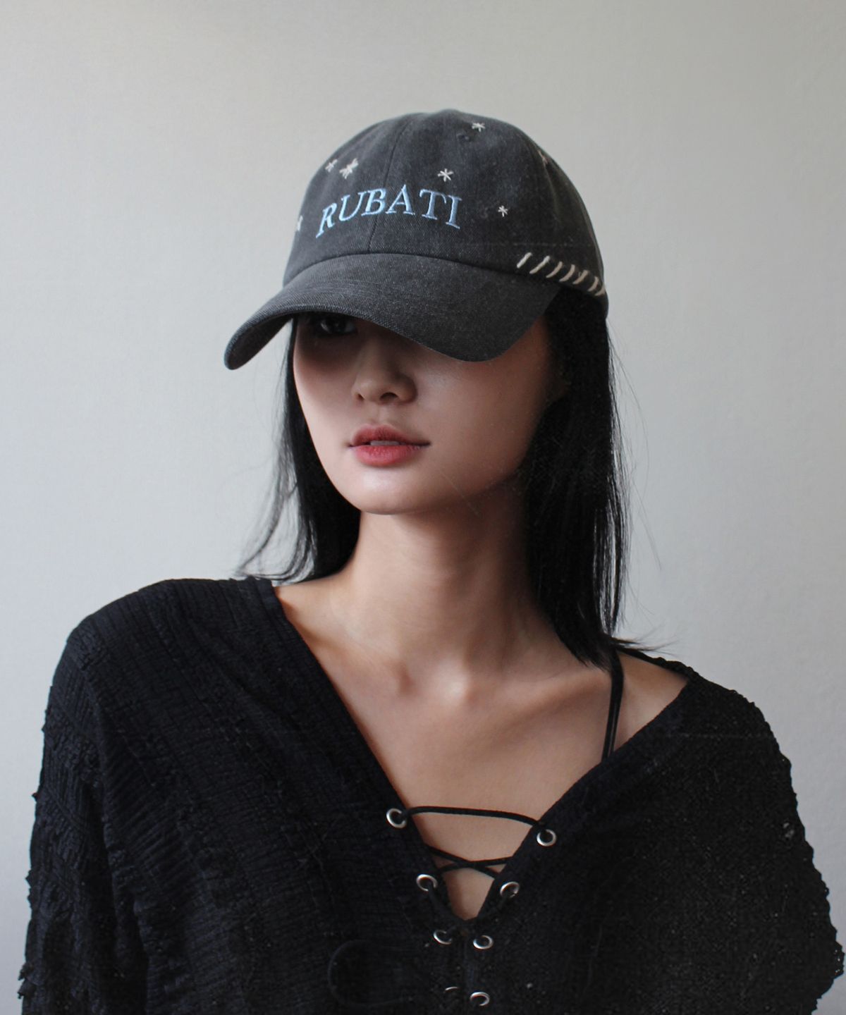 루바티(RUBATI) 스텔라 핸드스티치 빈티지 피그먼트 볼캡_챠콜