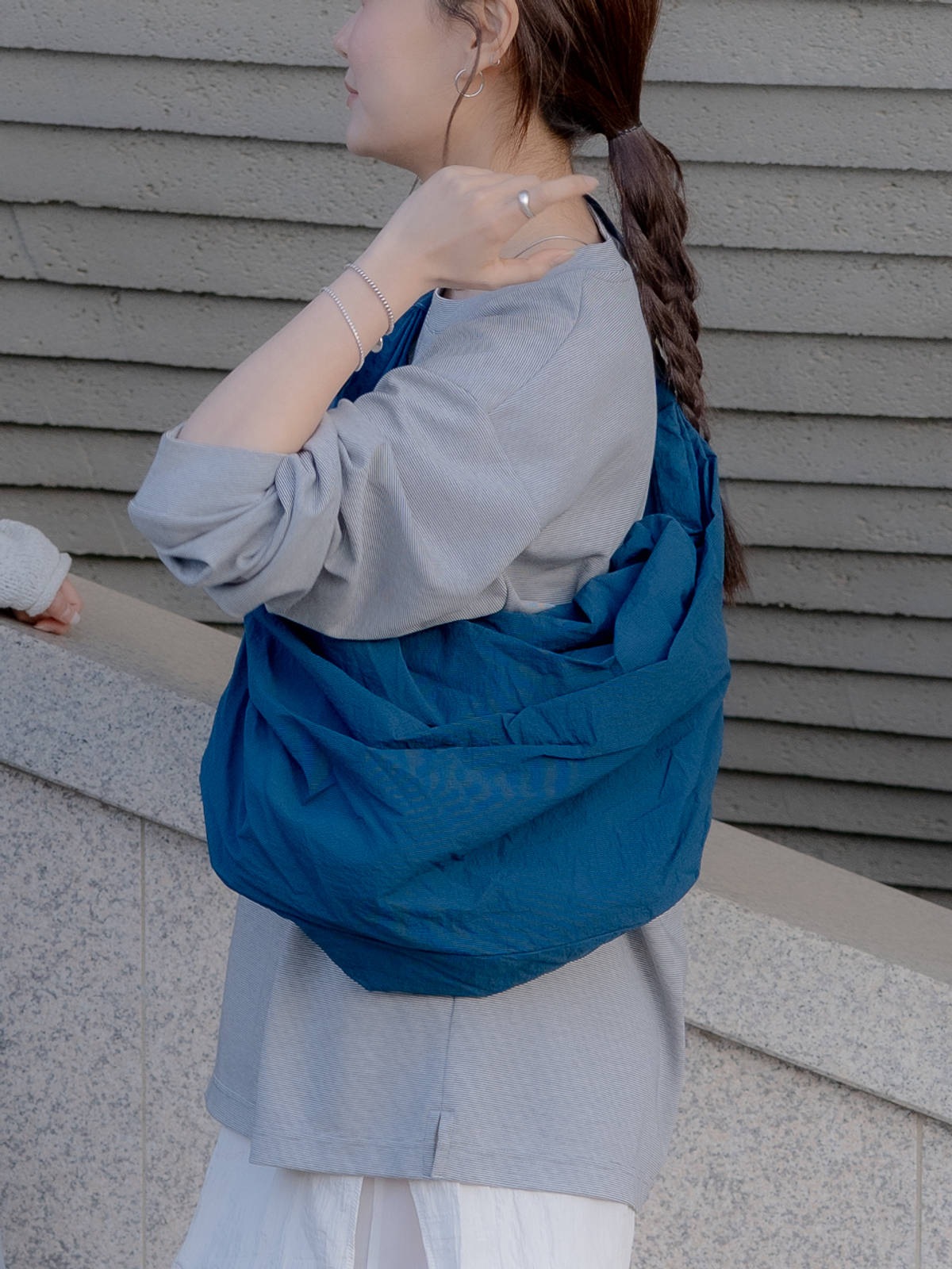 아코크(ACOC) Mid Tangle Twist Bag_Blue
