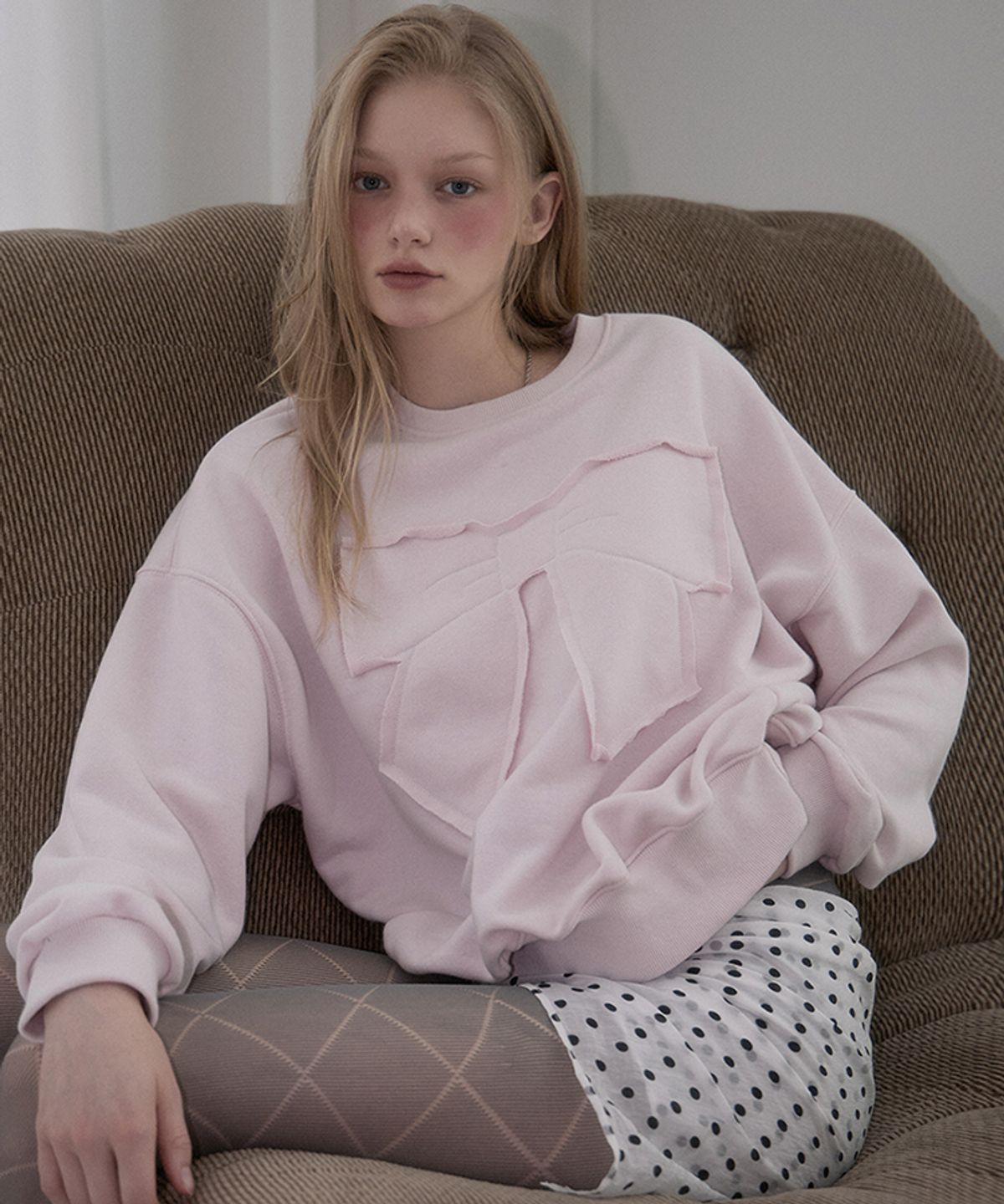 로제프란츠(ROSEFRANTZ) Patch Ribbon Sweatshirt [Light Pink]