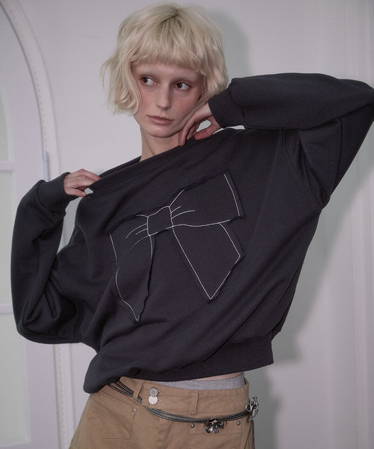 로제프란츠(ROSEFRANTZ) Patch Ribbon Sweatshirt [Charcoal]