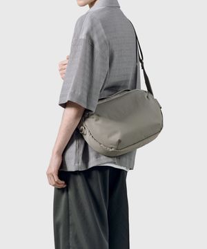 데데킨트 F23 크로스백 웜 그레이