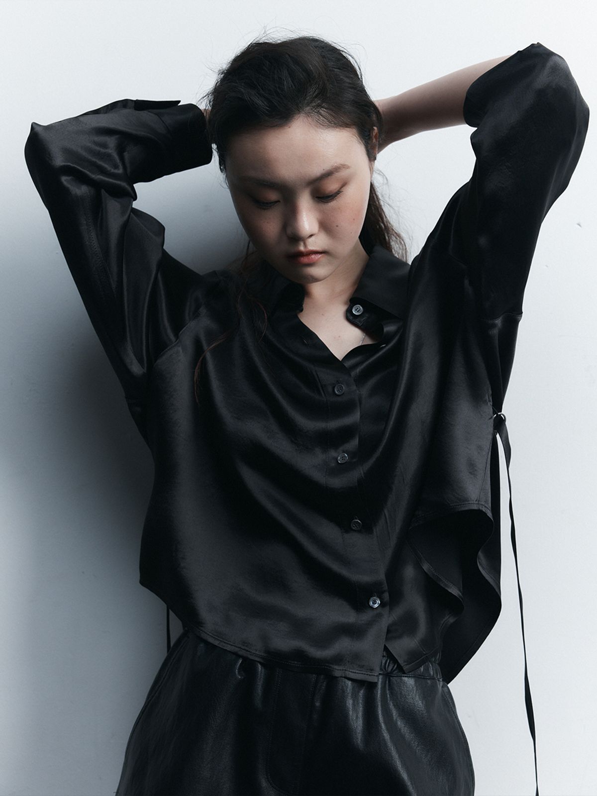 하우스공칠이씨(HAUS072C) SILKY STRAPE BLOUSE KHAKI