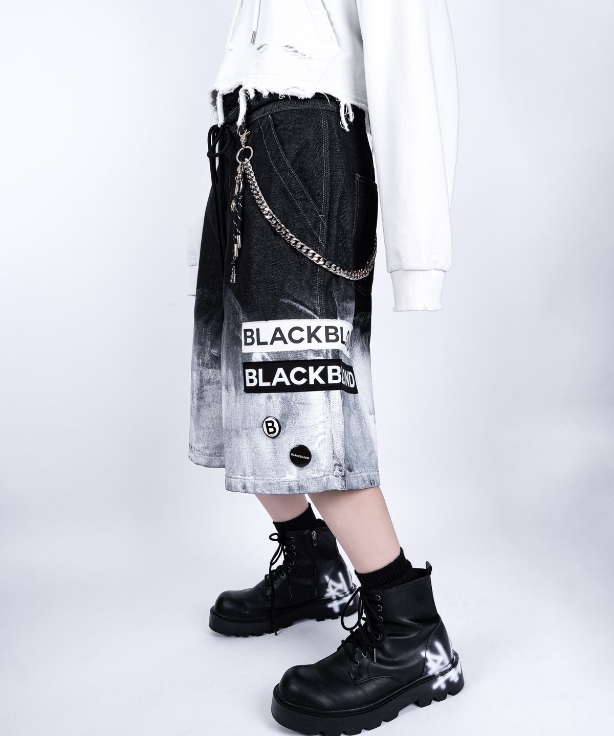 블랙블론드(BLACKBLOND) 비비디 스모크 페인티드 패치 로고 데님 반바지 (블랙)