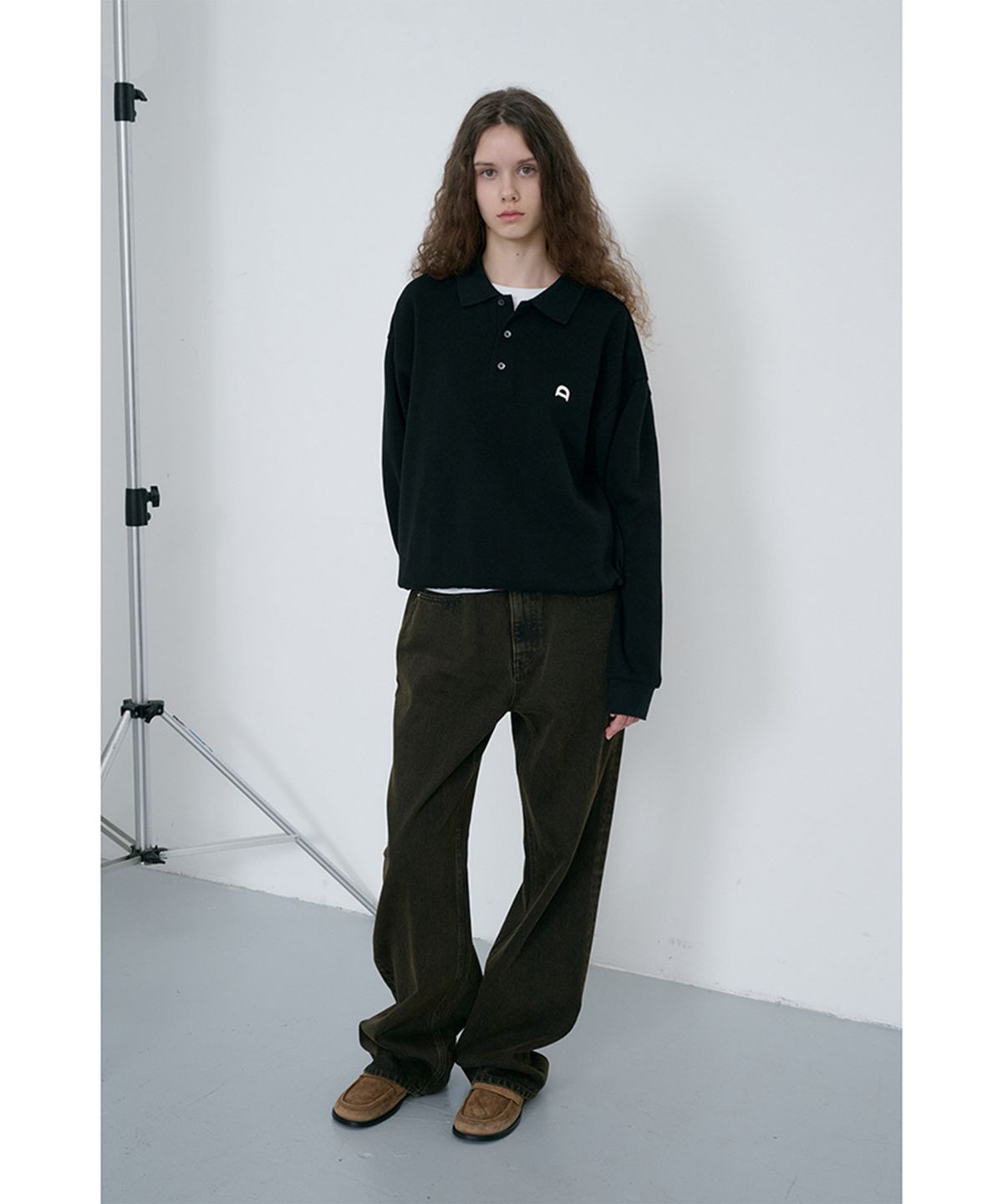 던스트(DUNST) UNISEX LEATHER LOGO COLLARED T-SHIRT_UDTS6C110_BLACK