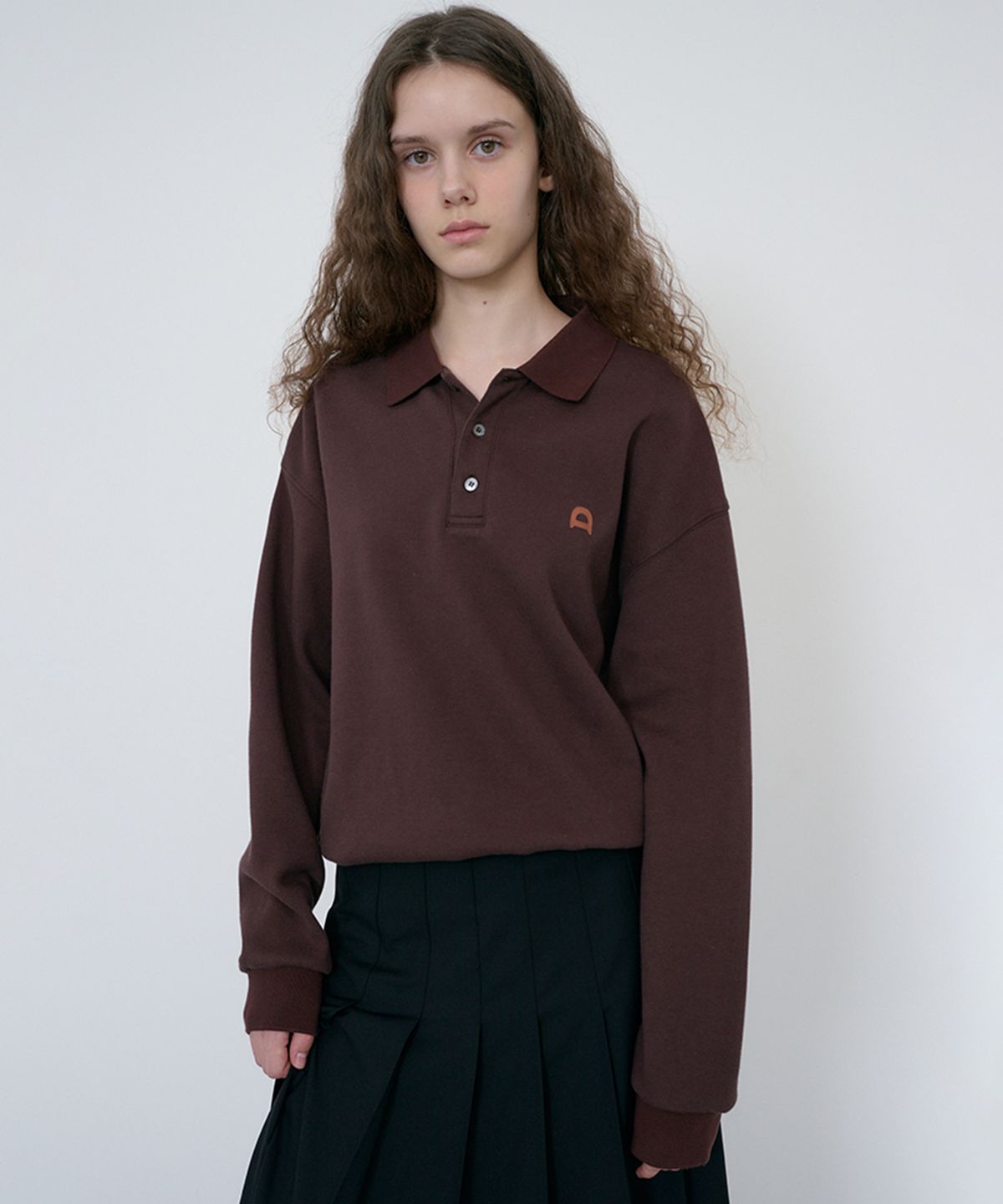 던스트(DUNST) UNISEX LEATHER LOGO COLLARED T-SHIRT_UDTS6C110_BROWN