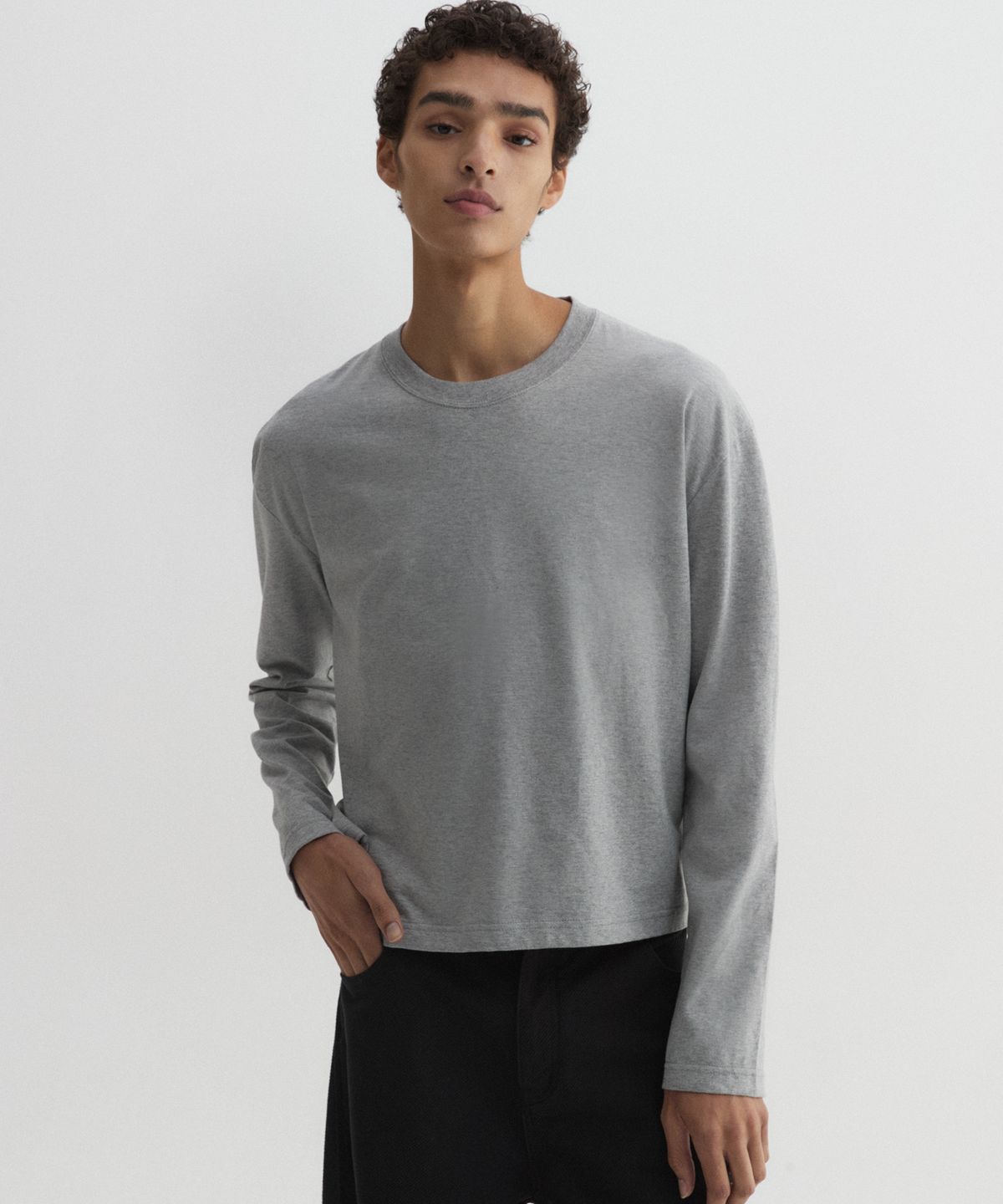 디앤에스알(DNSR) 크롭 롱슬리브 그레이