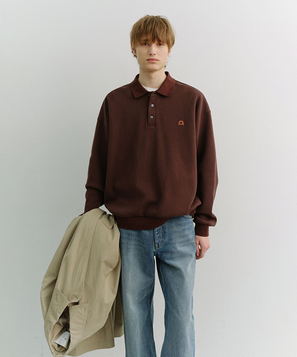 던스트 포 맨(DUNST FOR MEN) LEATHER LOGO COLLARED T-SHIRT_UNISEX_UDTS6A110_BROWN