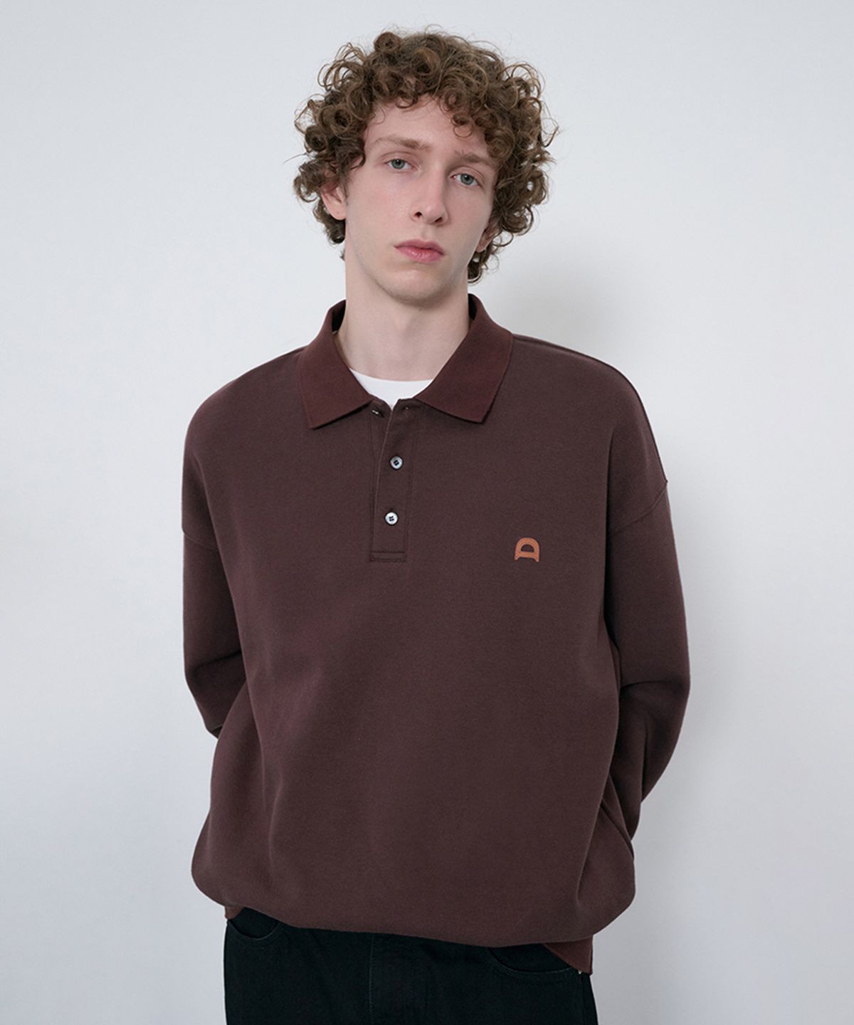 던스트 포 맨(DUNST FOR MEN) UNISEX LEATHER LOGO COLLARED T-SHIRT_UDTS6C110_BROWN