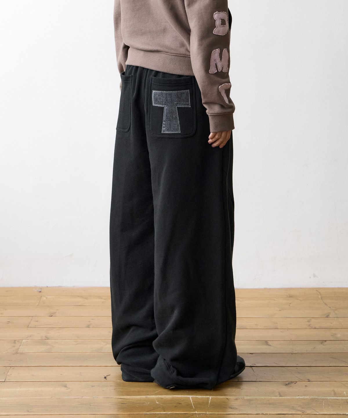 더콜디스트모먼트(THE COLDEST MOMENT) TCM T sweat pants (black)
