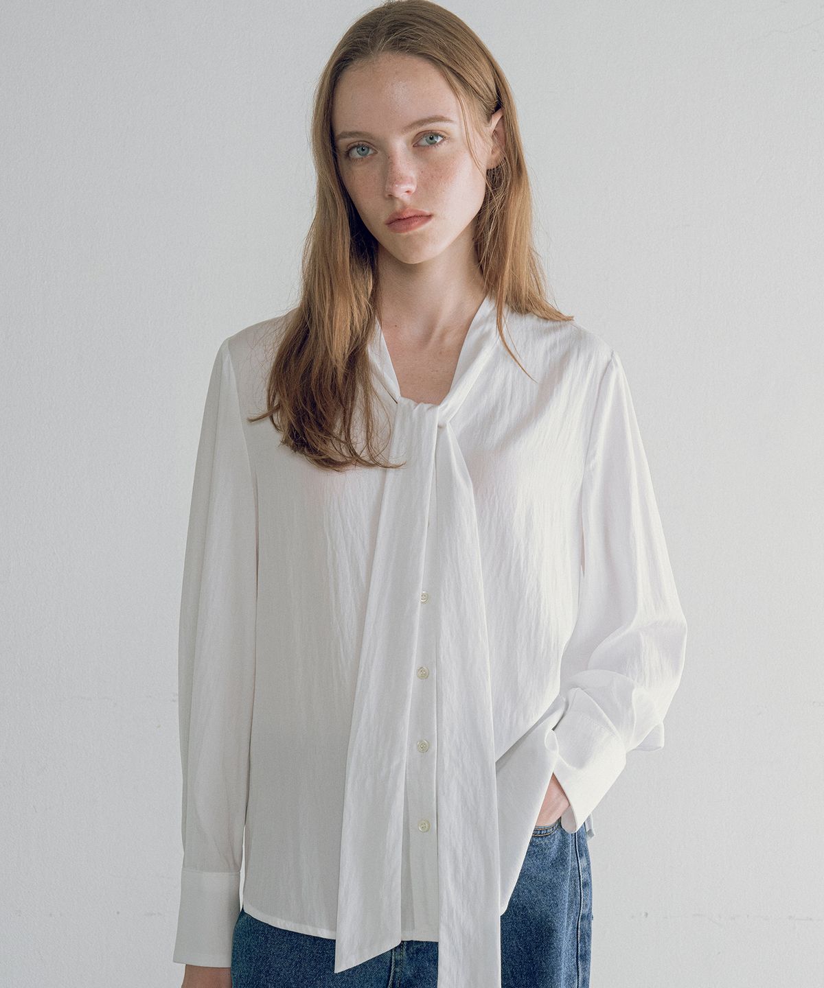 반원 아틀리에(VANONE ATELIER) A3544 미니멀 타이 블라우스_White