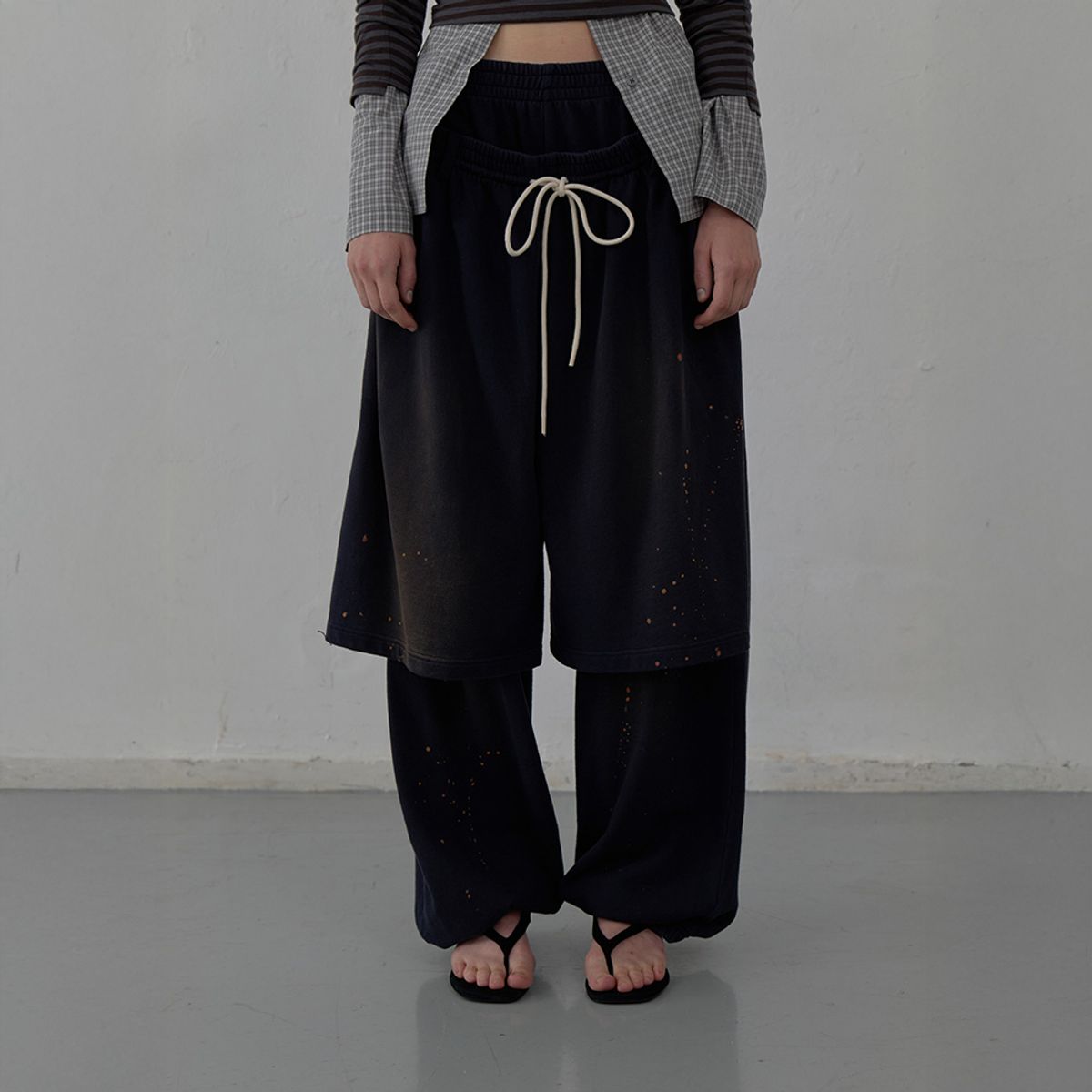 엘씨디씨티엠(LCDC™) LAYERED DETAIL JERSEY PANTS (NAVY)