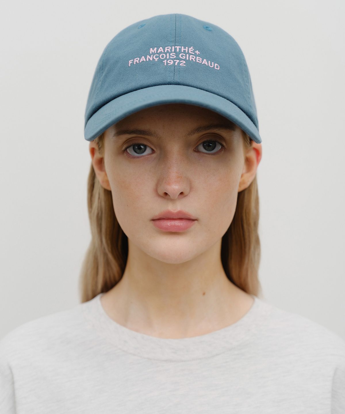 마리떼 프랑소와 저버(MARITHÉ + FRANҪOIS GIRBAUD) LETTERING LOGO BALL CAP stone blue