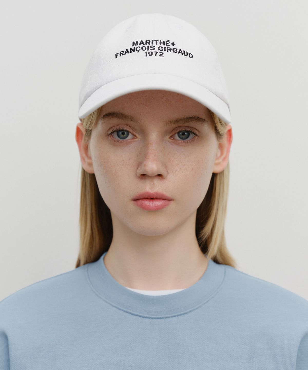 마리떼 프랑소와 저버(MARITHÉ + FRANҪOIS GIRBAUD) LETTERING LOGO BALL CAP white
