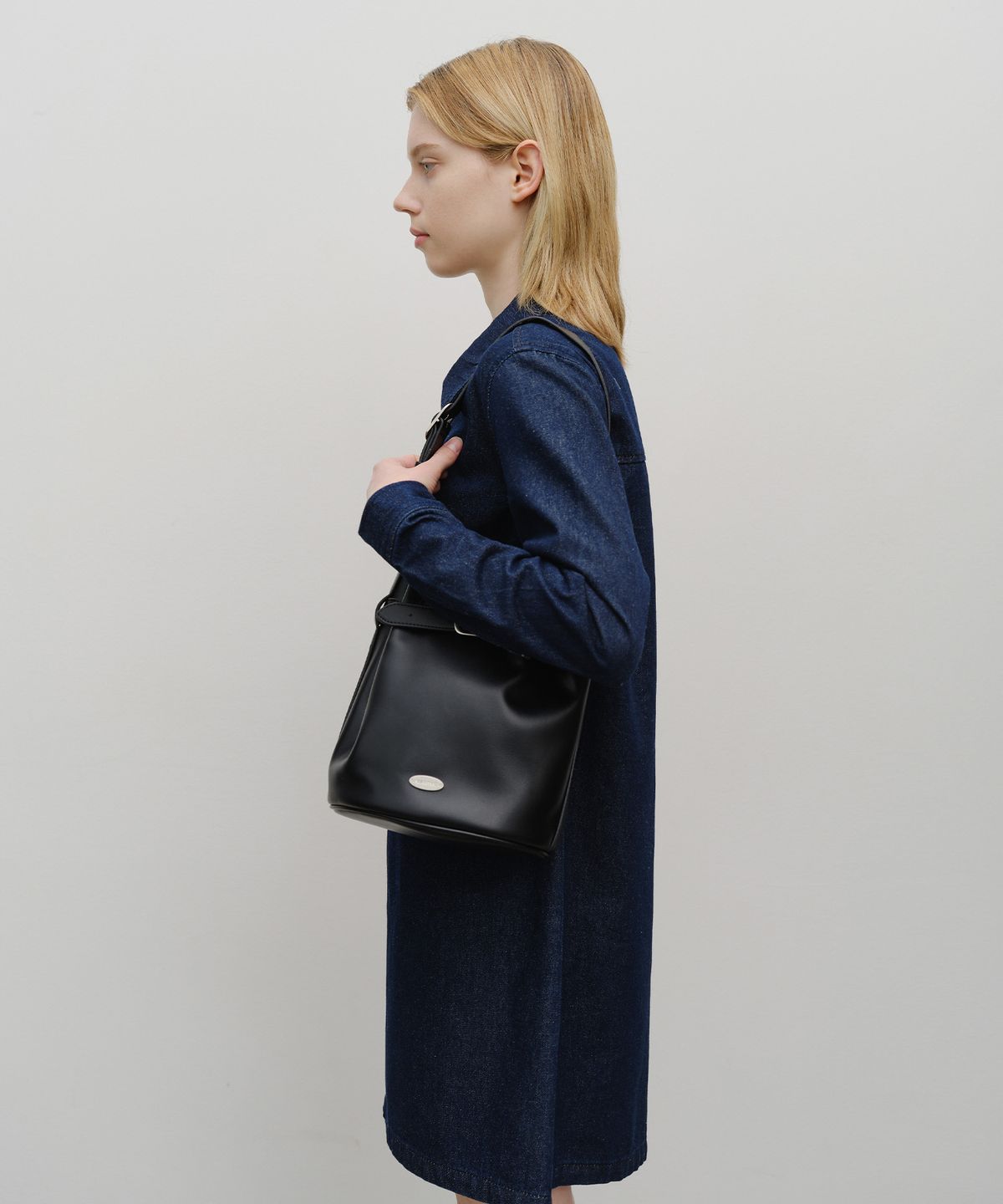 마리떼 프랑소와 저버(MARITHÉ + FRANҪOIS GIRBAUD) BUCKLE STRAP BUCKET BAG black