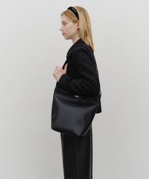 REGULAR LOGO BUCKET BAG black