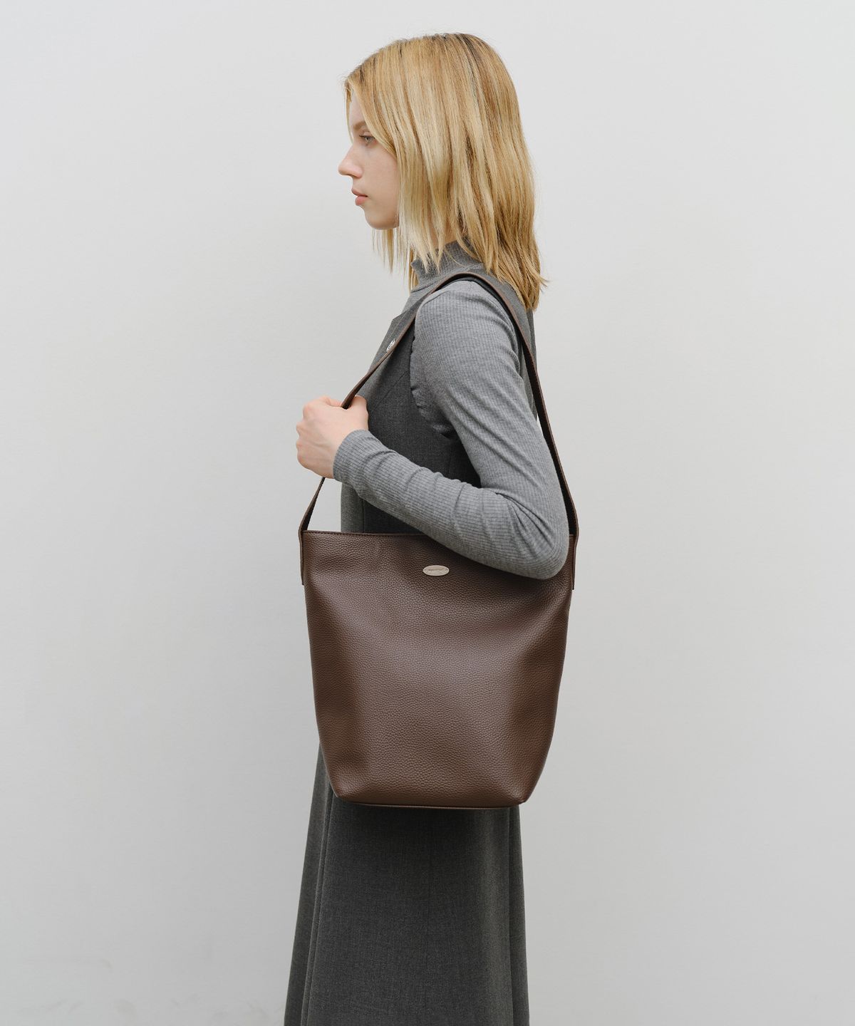 마리떼 프랑소와 저버(MARITHÉ + FRANҪOIS GIRBAUD) REGULAR LOGO BUCKET BAG brown
