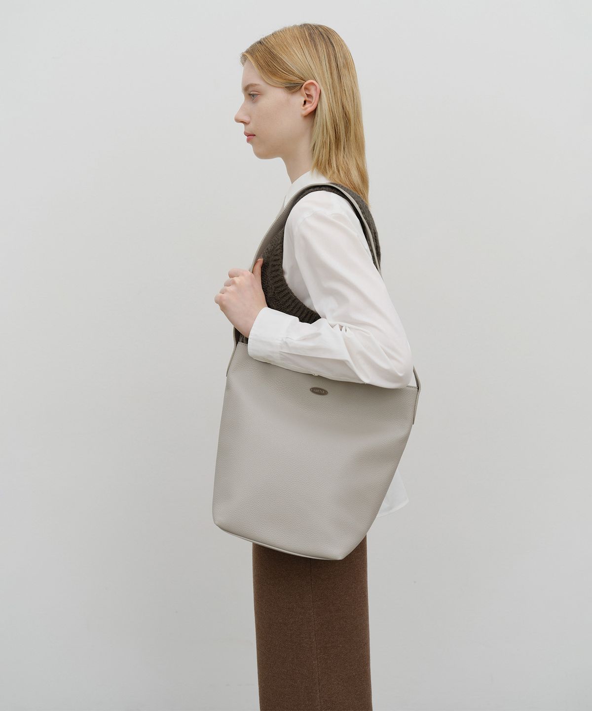 마리떼 프랑소와 저버(MARITHÉ + FRANҪOIS GIRBAUD) REGULAR LOGO BUCKET BAG etoupe