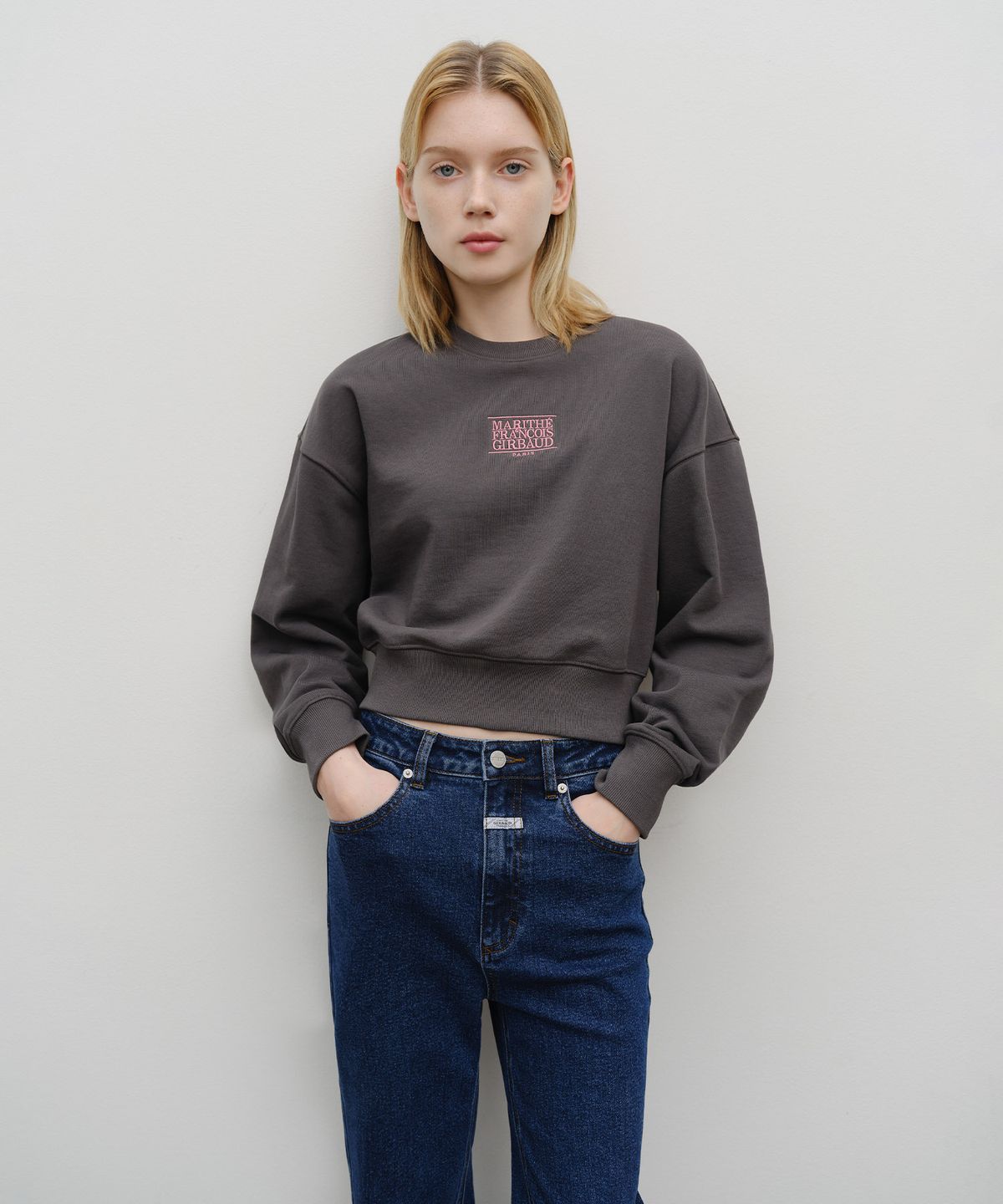 마리떼 프랑소와 저버(MARITHÉ + FRANҪOIS GIRBAUD) W SMALL CLASSIC LOGO CROP SWEATSHIRT charcoal