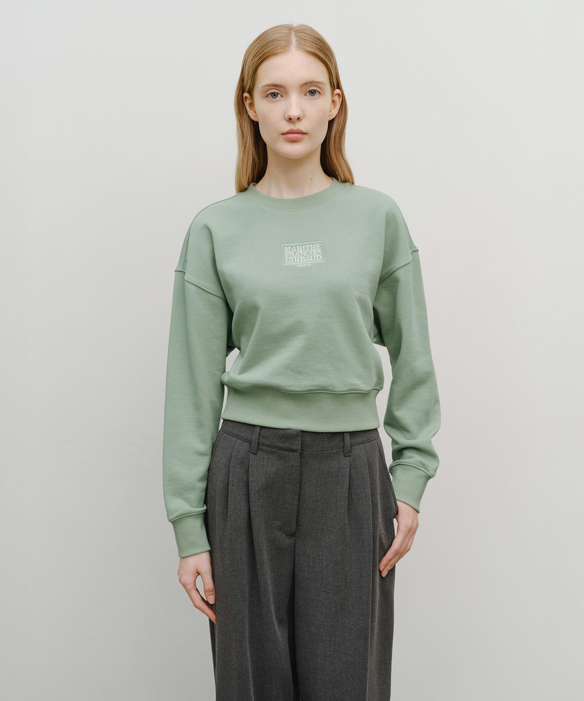 마리떼 프랑소와 저버(MARITHÉ + FRANҪOIS GIRBAUD) W SMALL CLASSIC LOGO CROP SWEATSHIRT mint gray