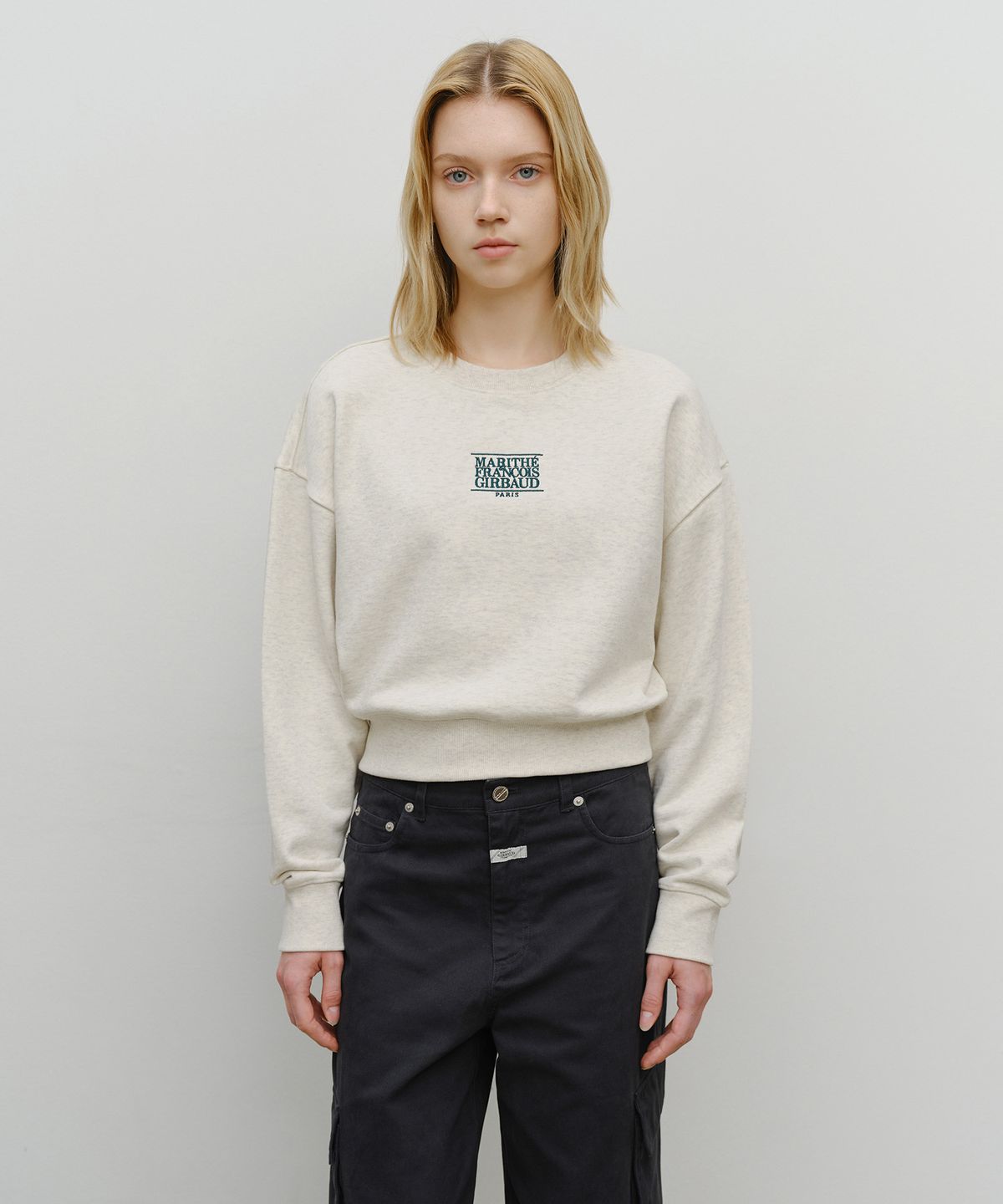 마리떼 프랑소와 저버(MARITHÉ + FRANҪOIS GIRBAUD) W SMALL CLASSIC LOGO CROP SWEATSHIRT oatmeal