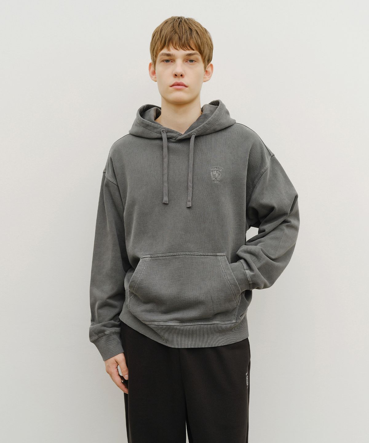 마리떼 프랑소와 저버(MARITHÉ + FRANҪOIS GIRBAUD) CREST LOGO GARMENT DYED OVERSIZED HOODIE charcoal