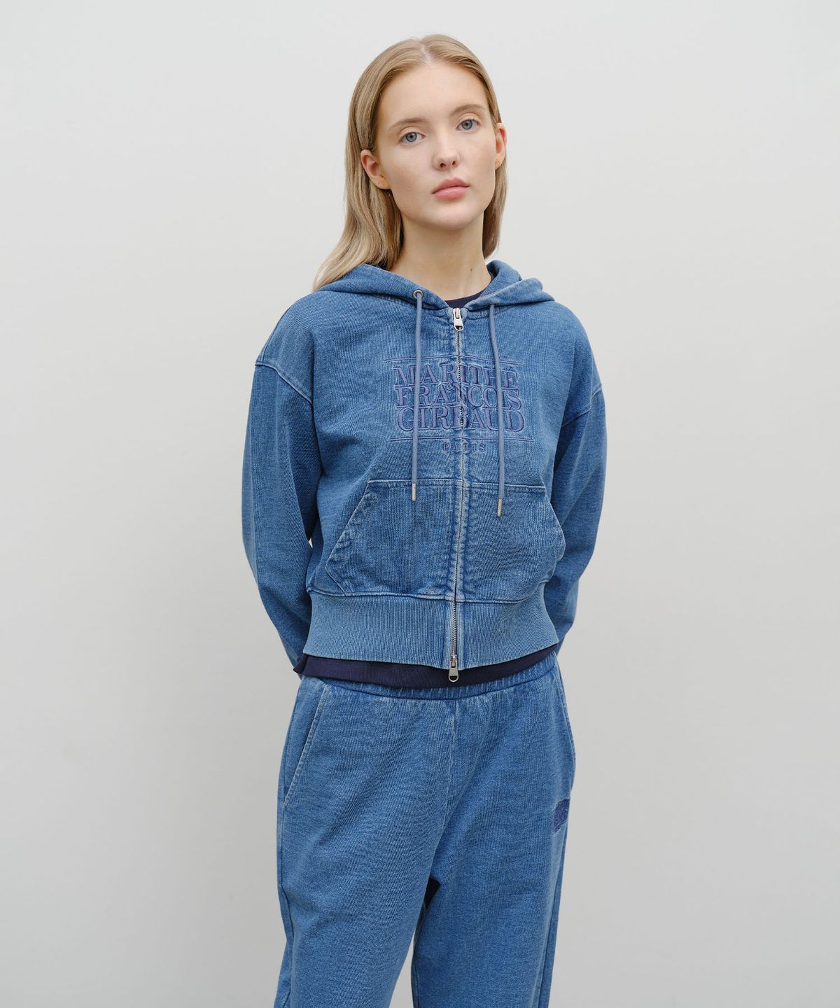 마리떼 프랑소와 저버(MARITHÉ + FRANҪOIS GIRBAUD) W EMBROIDERY CLASSIC LOGO CROP HOODIE ZIPUP blue